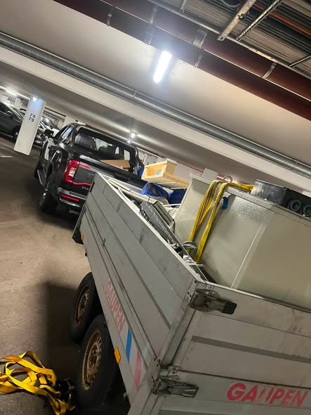 Tilhenger med innlastede gjenstander