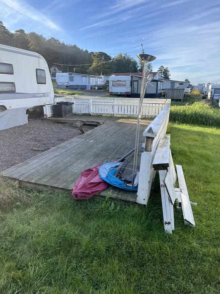 Terrasse før riving ved campingvogn
